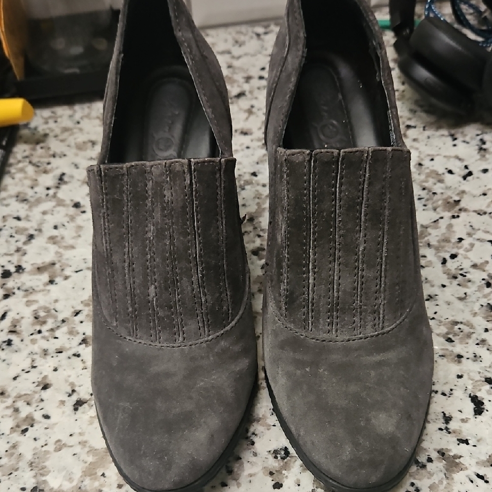 Born  Crown Gray Charcoal Suede Ankle Booties Heels Shoes 8.5